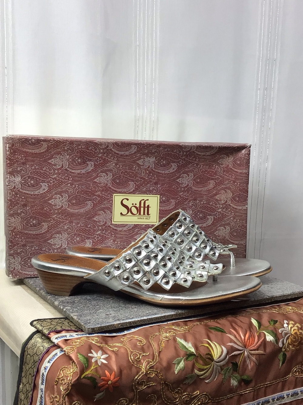 Söfft Fiji Silver Studded Leather Thong Kitten Heel Sandals Sz.9